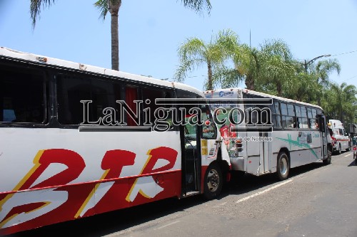 Choque de autobuses deja una persona lesionada
