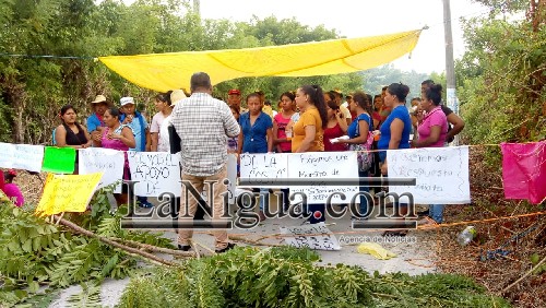 Bloquean carretera por falta de maestra en Papantla
