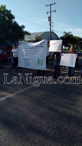 Maestros bloquean carretera Córdoba-Omealca