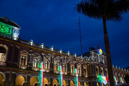 Brilla Centro Histórico con el encendido de los adornos patrios