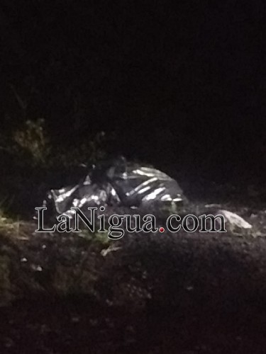 Tiran embolsado a un costado de autopista.