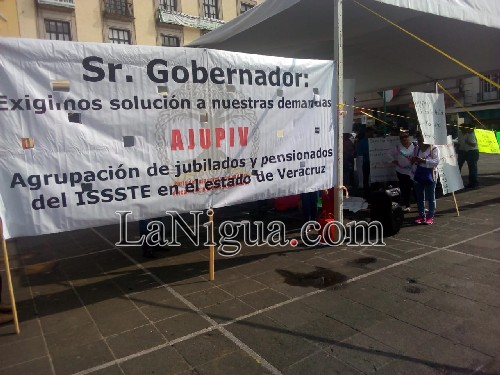 Se manifiestan de nuevo por falta de pago jubilados y pensionados