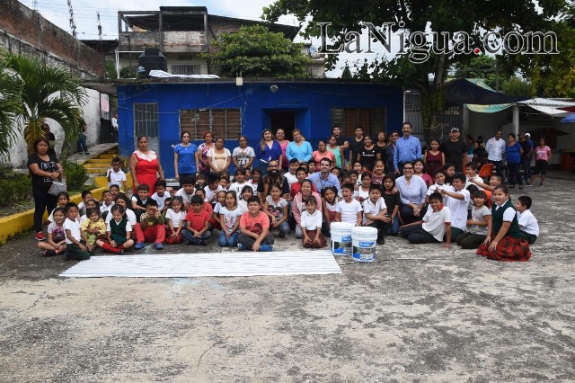 Entregan apoyos a primaria de la colonia Las Flores