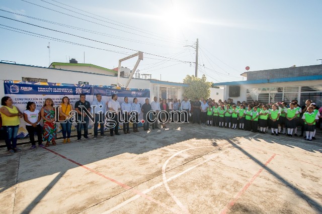 Ayuntamiento arranca construcción de domo en escuela primaria de la colonia San José en Fortín.