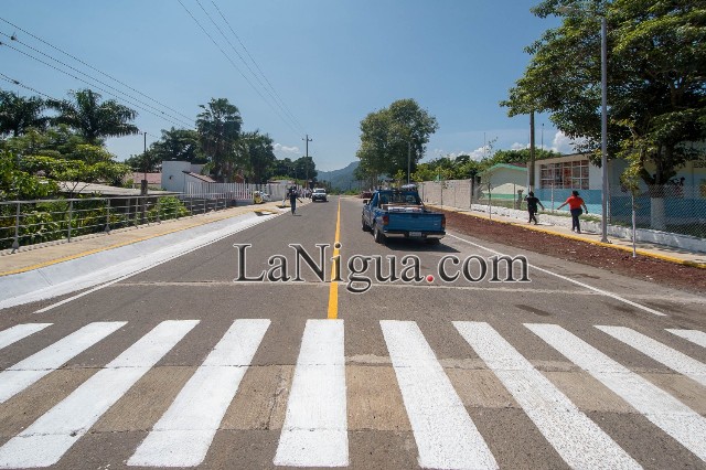 Antonio Mansur entrega banquetas y guarniciones en Villa Unión