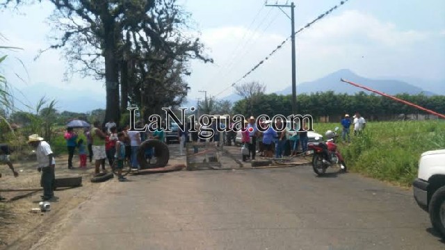 Por falta de agua bloquean carretera