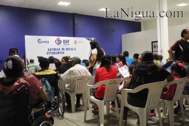 Realizan entrega de becas a estudiantes con discapacidad