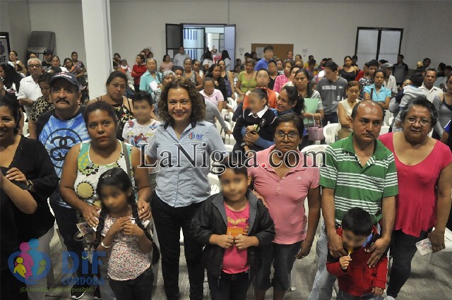 Entrega DIF becas a estudiantes con discapacidad