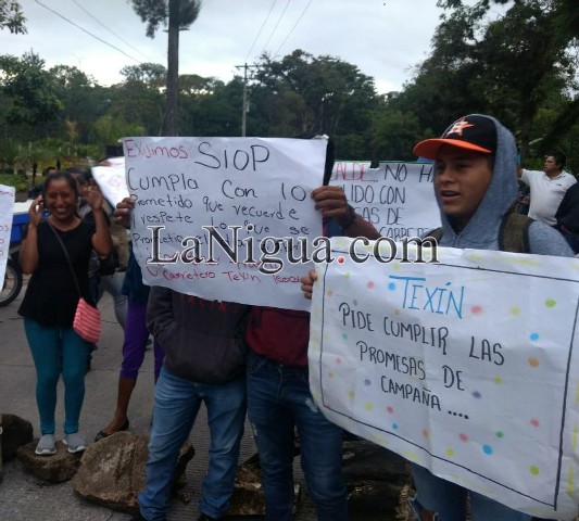 Habitantes de Teocelo realizan bloqueo para exigir construcción de carretera