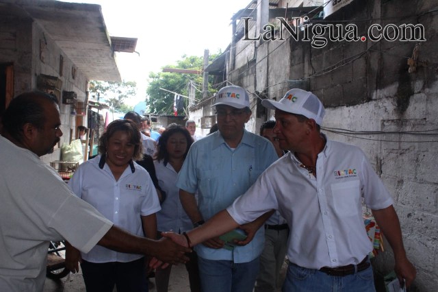 Secretario de Sedesol realiza campaña contra el dengue.