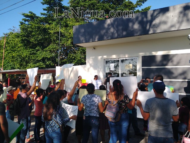 Protestan vecinos espinaltecos en la Sala de Juicios Orales de Papantla