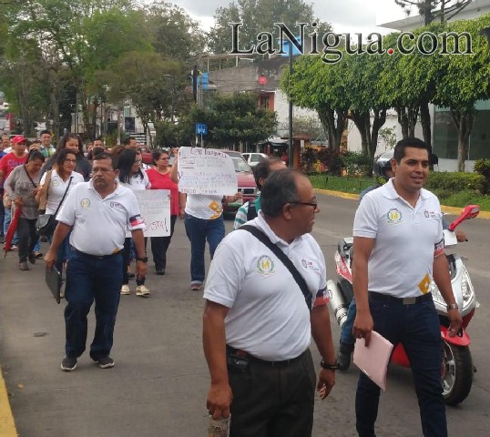 Marchan por salarios integrantes del Sindicato Democrático de Trabajadores al Servicio del DIF