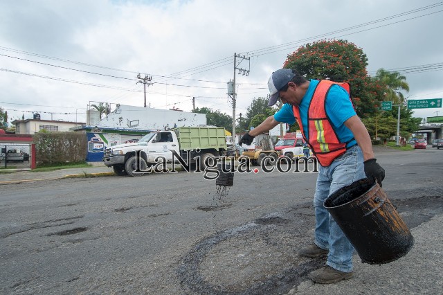 Realizan trabajos de bacheo en accesos de Fortín