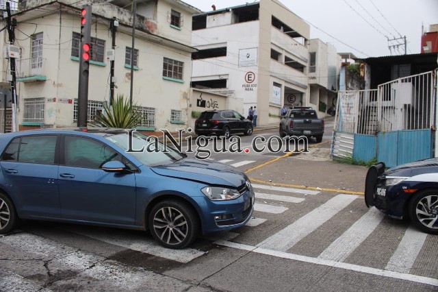 Deja dos lesionadas choque entre vehículos