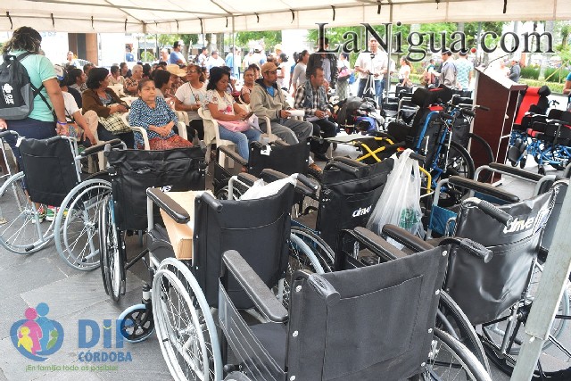 Entrega DIF aparatos funcionales y láminas de zinc