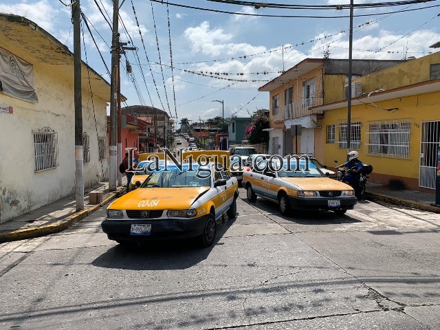 Choca camioneta contra taxi