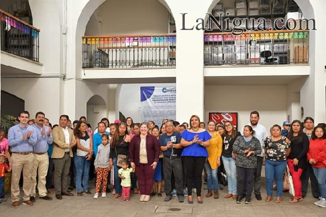 Entregan becas Córdoba Brilla Contigo