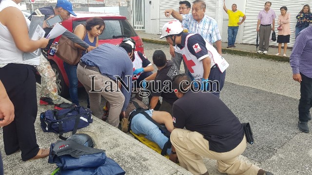 Impacta camioneta a motociclista.