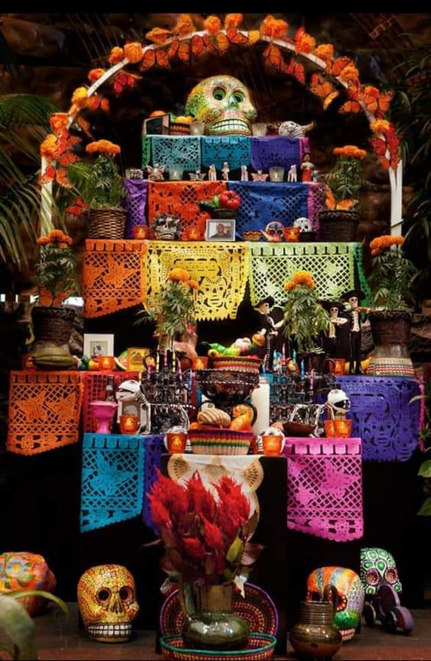 Explicación sobre el altar de Día de Muertos