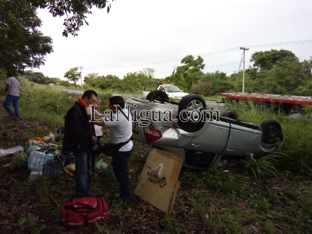 Vuelca Tiida: 3 lesionados.