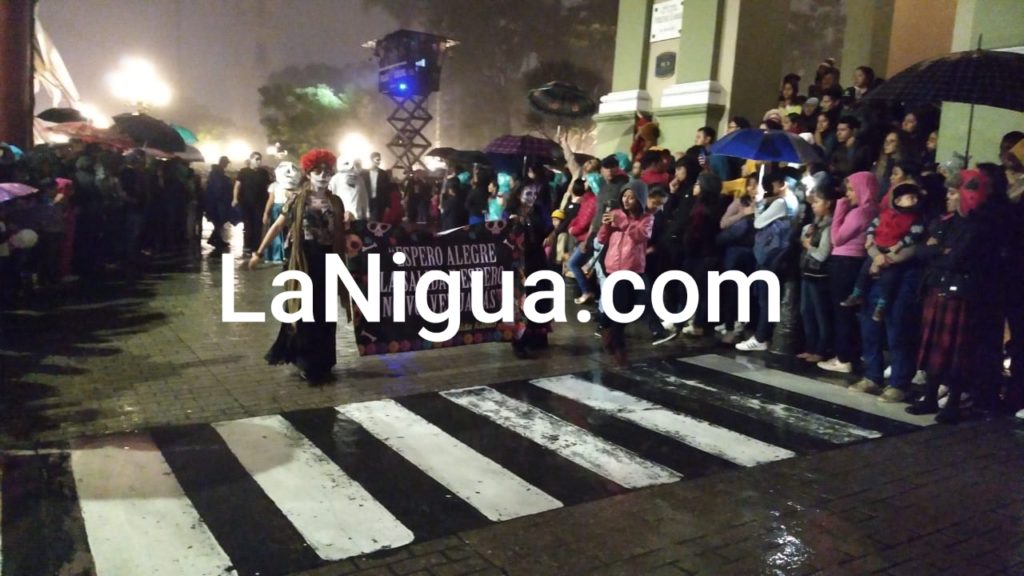 Con desfile conmemoran Día de Muertos en Córdoba