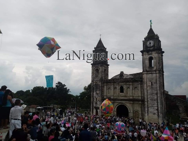 Zozocolco cubre de colores multicolores el cielo.