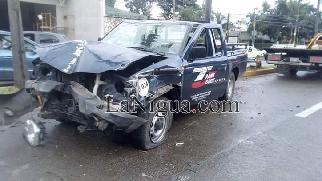 Choque de camionetas deja solo daños materiales