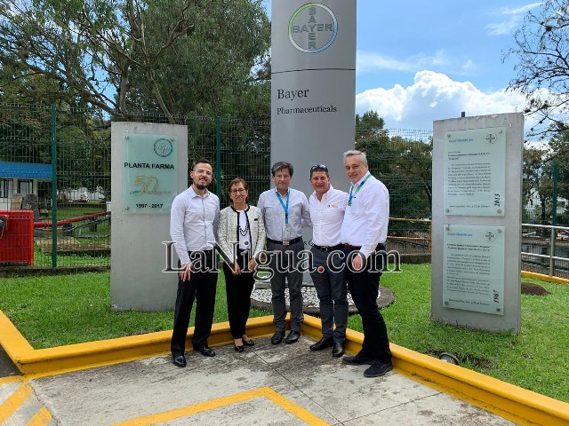 Recorrre alcalde de Ixtac instalaciones de fármacos Bayer