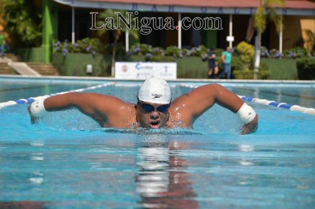 Atleta cordobés nada durante 28 horas por buena causa