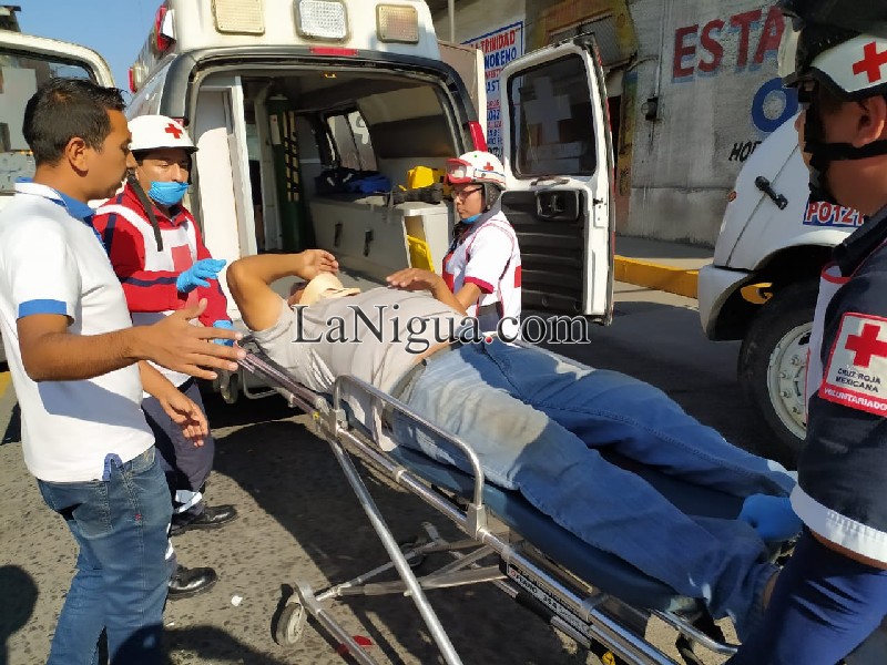 Choca motociclista contra camioneta
