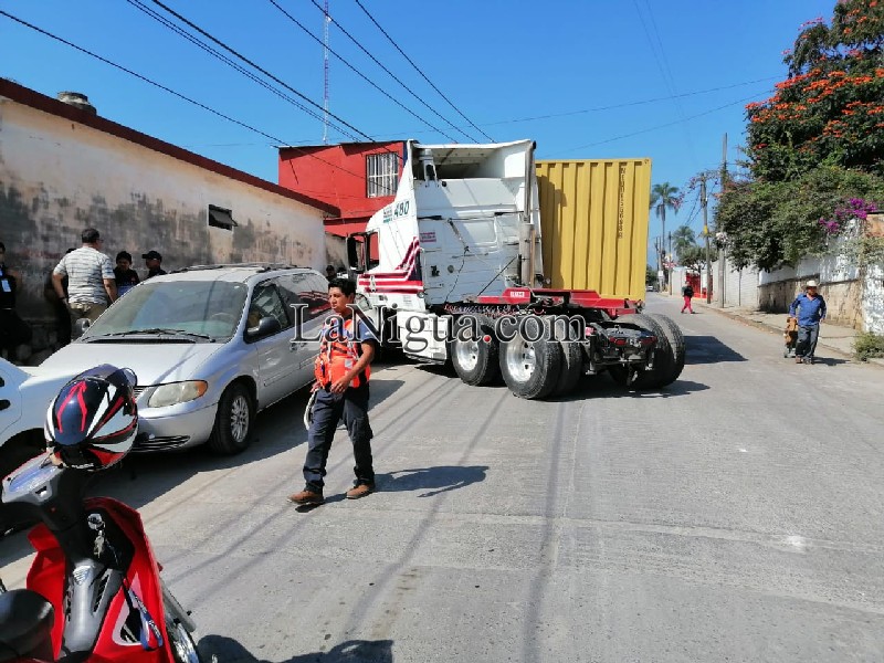Tráiler se queda sin frenos y provoca carambola
