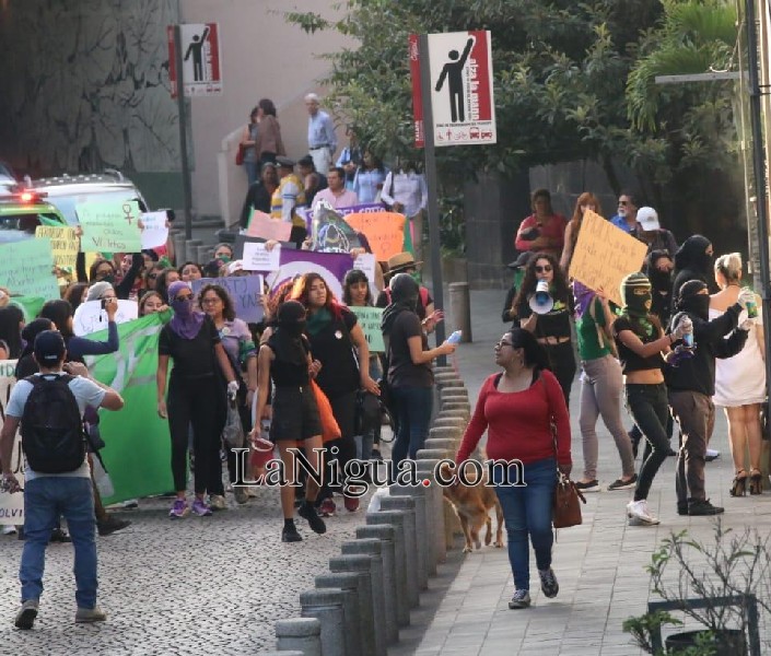 Marchan jóvenes por el Día Internacional de la Erradicación de la Violencia en contra de las mujeres