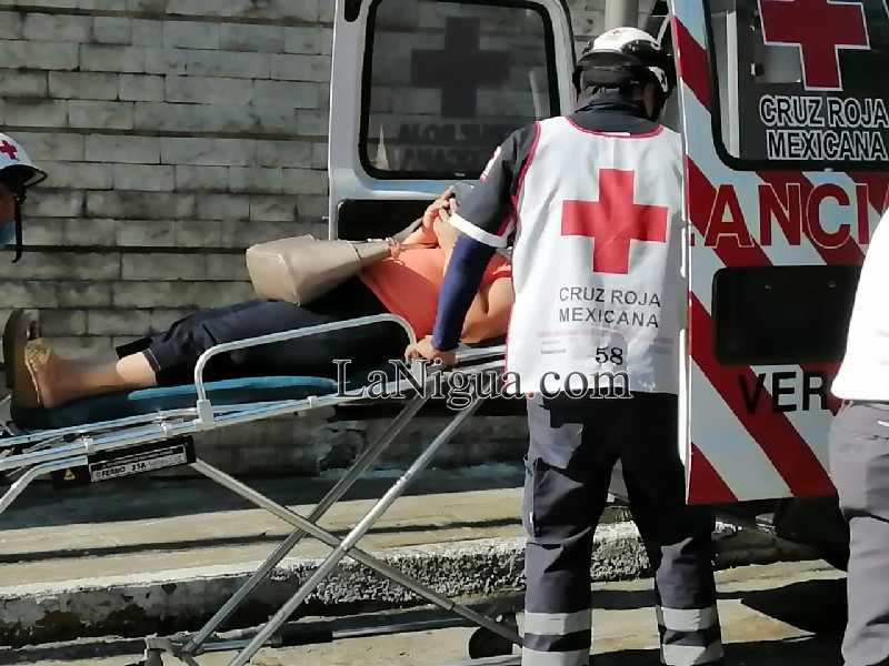 Una lesionada en choque entre camioneta y vocho