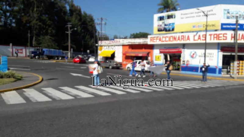 Familiares de desaparecidos continúan bloqueo.