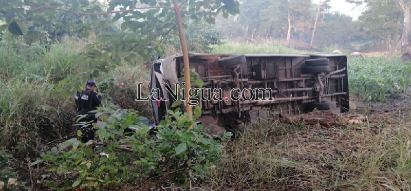 35 lesionados en volcadura de autobús