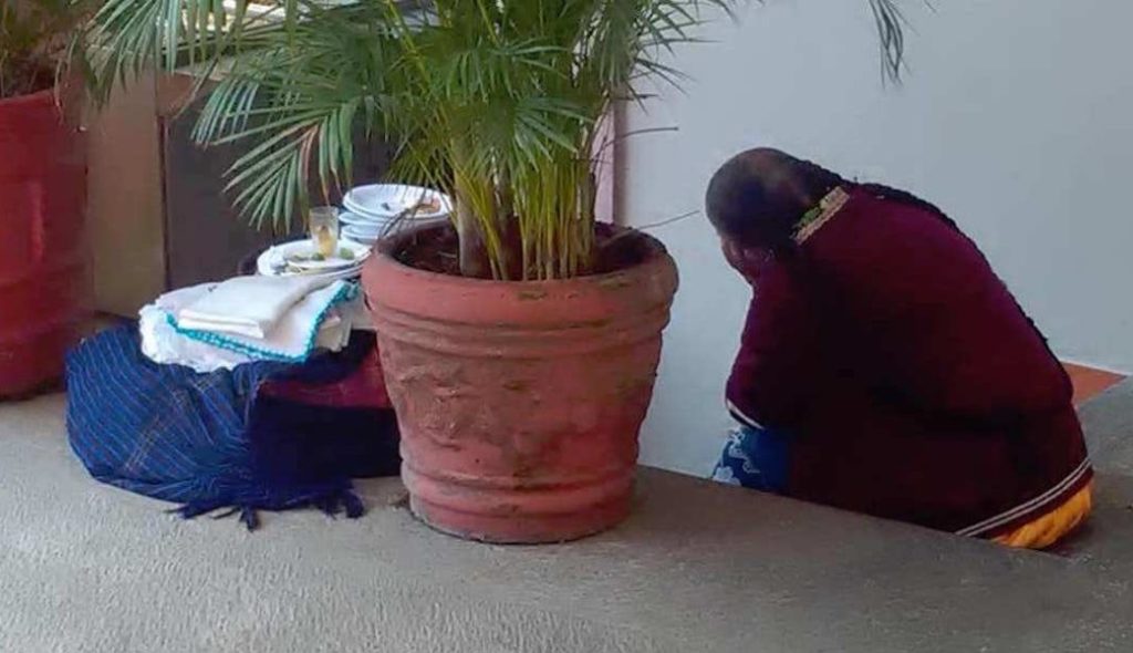 Conmueven imágenes de artesana purépecha que no pudo vender sus servilletas