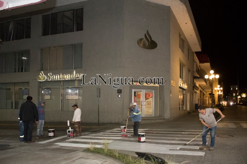 Delimitan zona de cruces peatonales en Avenida 1 y Calle 5