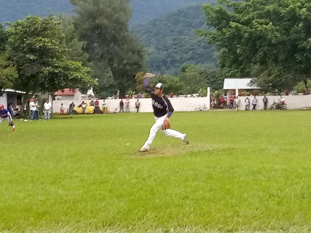 Ángeles de Córdoba “voló” y emparejo el playoff final, 11-8