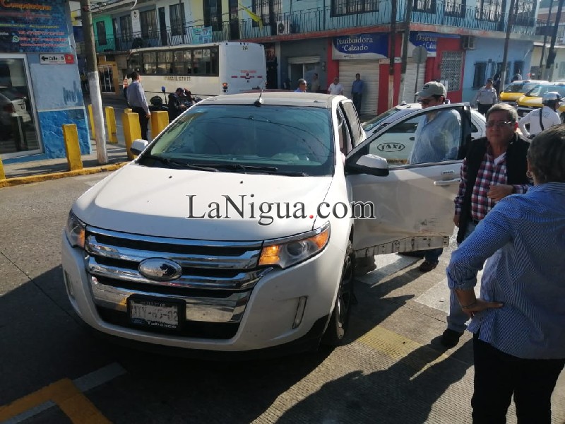 4 lesionados deja choque entre camioneta y automóvil