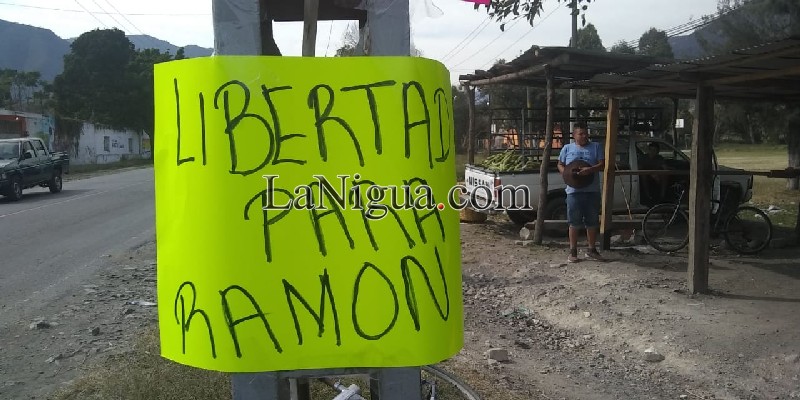 Bloquean carretera 150 exigen libertad de Ramón.