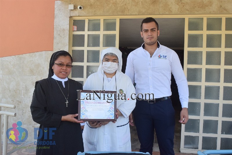 Recibe DIF donación de sillas de ruedas