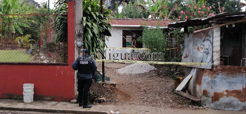 Escapa por la puerta falsa.