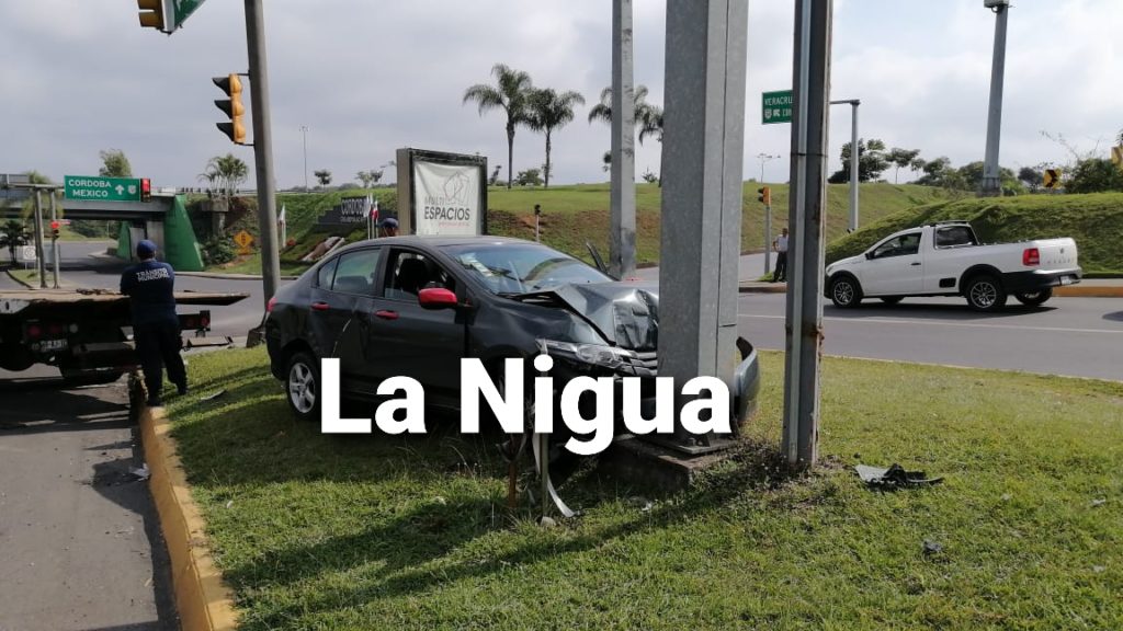 Se estampa contra semaforo