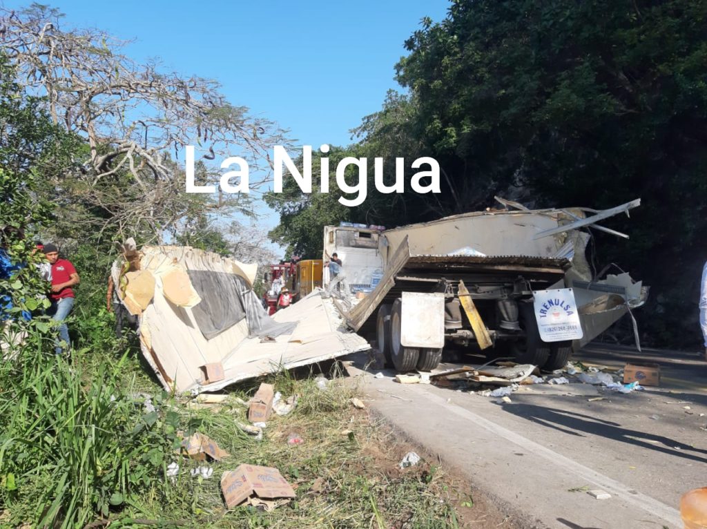 Accidente trailer cargado de pañales en Gutiérrez Zamora