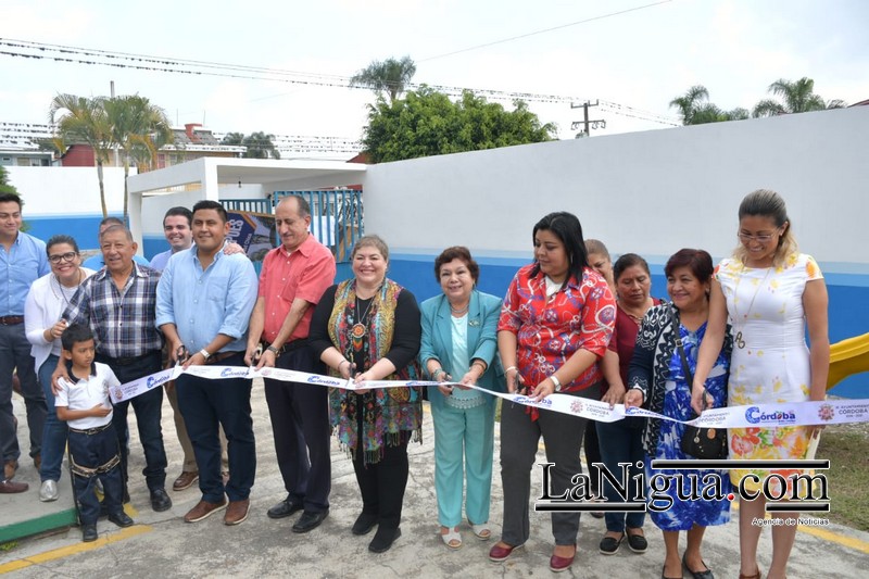 Se benefician más de mil 500 estudiantes de tres planteles educativos