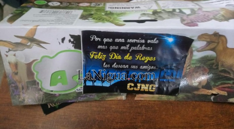 Grupo del crimen organizado regala juguetes en Totutla.
