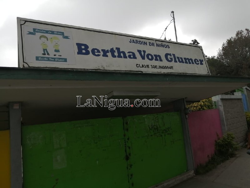 Madre de familia presenta denuncia en contra de intendente del jardían de niños Bertha Von Glumer