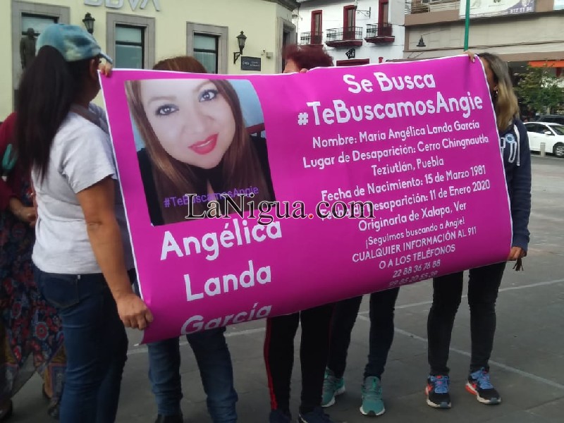 Familiares de dentista desaparecida en Puebla se manifiestan.