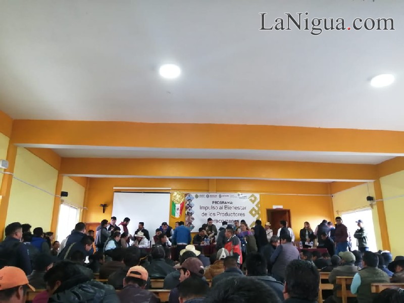 Atiende gobernador a pobladores de Soledad Atzompa.