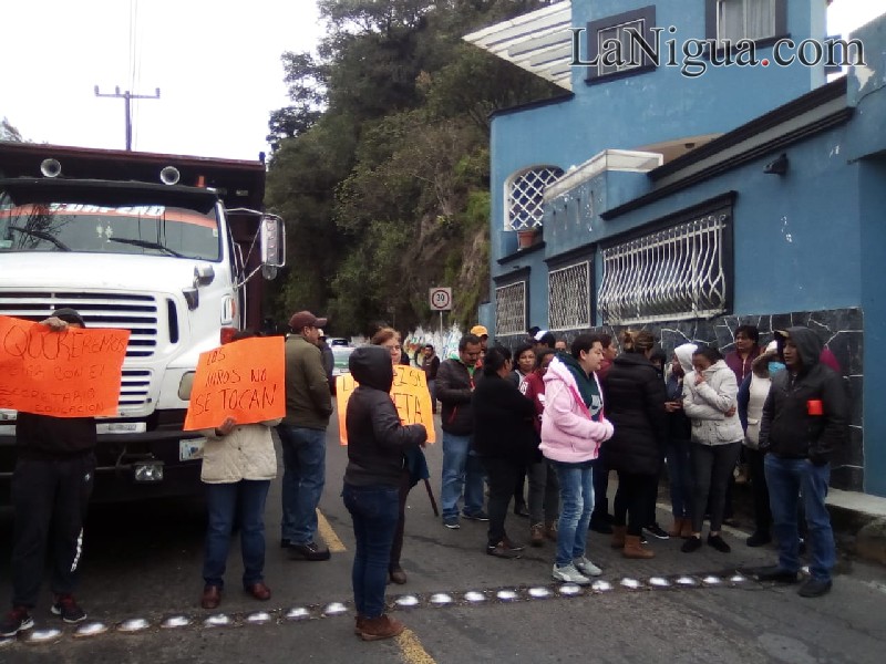 Padres de familia toman carretera de Xalapa-Misantla.